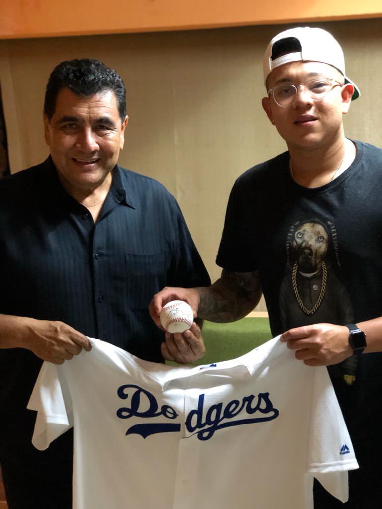 noe_rodriguez30's tweet photo. A Julio Urías lo conocí hace un año en el Rancho La Higuerita en Culiacán. Gran jugador y ser humano. Factor para que Dodgers ganara la Serie Mundial. Gracias Prof Hector Urías por permitirme conocerlo , gracias Julio porque eres orgullosamente EMBAJADOR DEL #SNTE Sección 27. https://t.co/OiBgPNuiuW