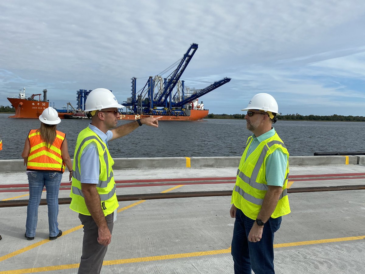 BennettSCSenate's tweet photo. Started the day with the State Of The Port address - 2020 virtual style. Ended with a trip to the new HKL Terminal as the massive new cranes arrived at the wharf. #SCEconomicEngine https://t.co/g8RB8PkZiT
