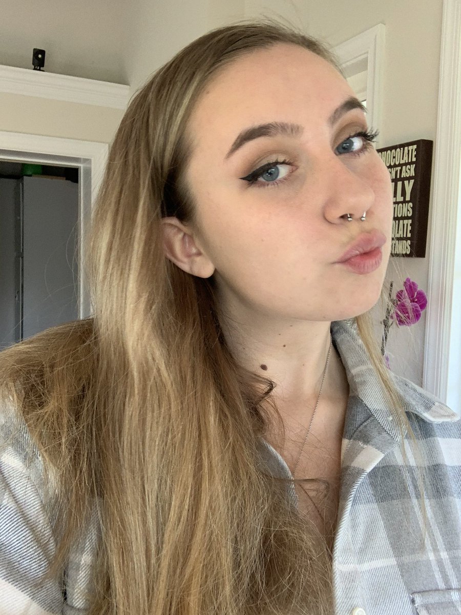 EmilyMaeMac's tweet photo. I am so pretty fuck u world https://t.co/7vkN5n5szS