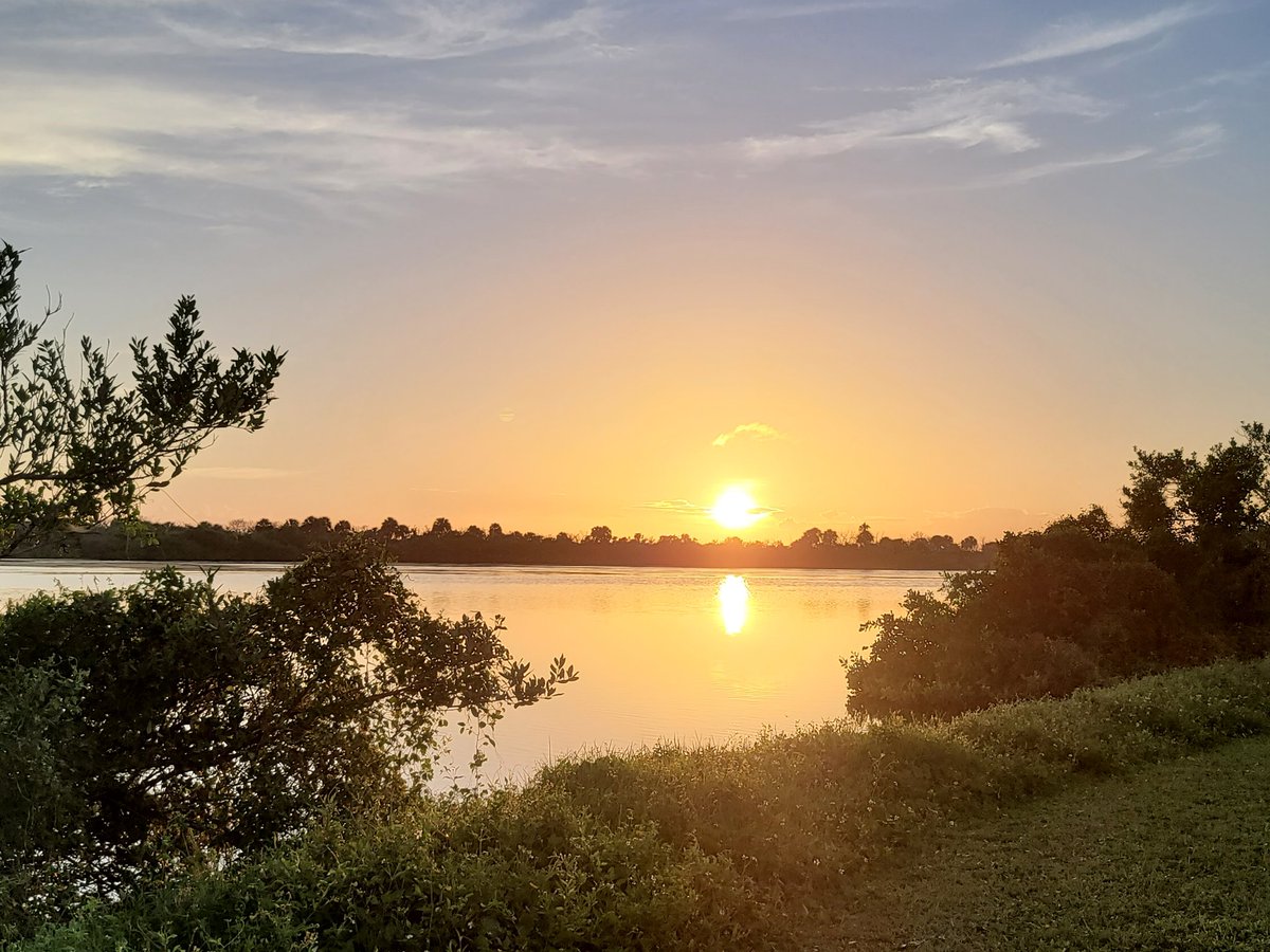 SpaceCoastSkies's tweet photo. Sunset at da beach #SpaceCoastSkies #flwx #StormHour #MINWR #getoutside https://t.co/lZwwZWlgIP