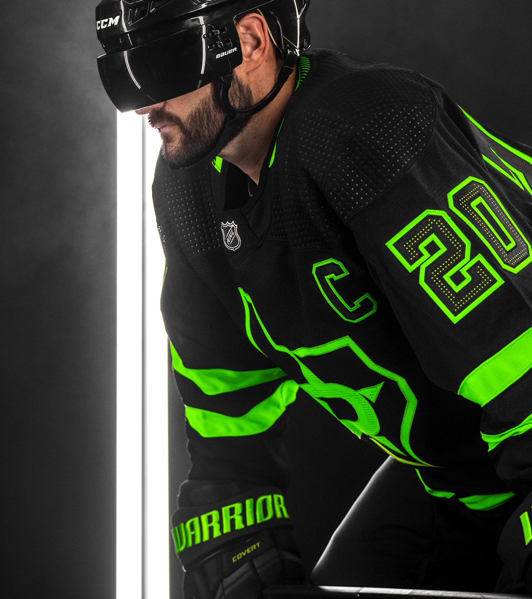 DallasStars's tweet photo. 🎶 The stars at night are big and bright 🎶 https://t.co/cclHsp69dl