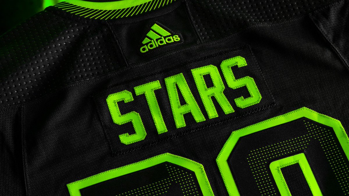 🎶 The stars at night are big and bright 🎶