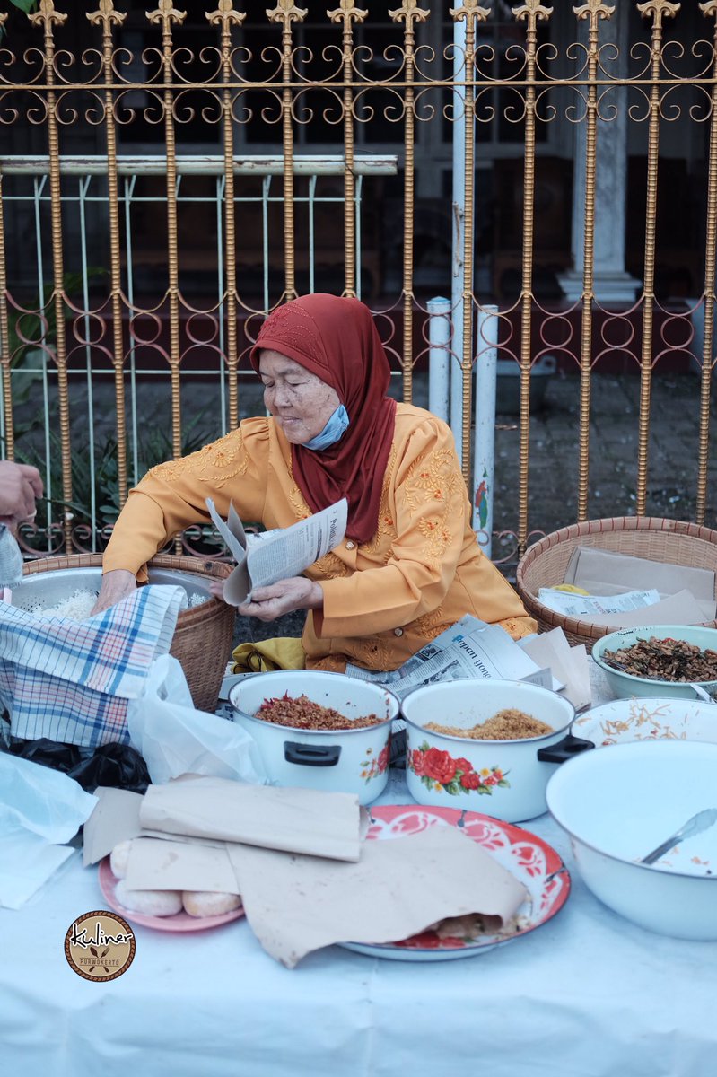 KulinerPWT's tweet photo. 3 jam HABIS!!

Di daerah Porka, tepatnya jalan Suramenggala ada rames legendaris. Rames mbah Parno, sudah berjualan 30 tahunan. Di usia sekarang 75 tahun, beliau masih semangat berjualan.

Rames Mbah Parno
Jalan Suramenggala, Rejasari
Gmaps : Rames Mbah Parno https://t.co/rSkz8TcsvG