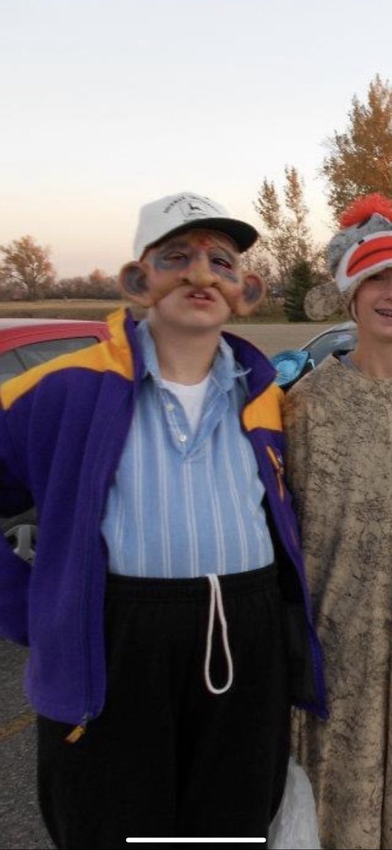britt_moore20's tweet photo. two types of girls on Halloween @MarissaAnn2015 https://t.co/IRpRXdWpts