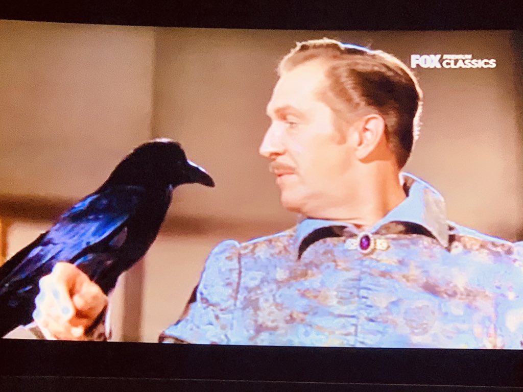 emepege's tweet photo. En #Foxclassics dan El Cuervo con Vincent Price. “¿Tienes sangre seca de murciélago o evaporada, eslabones de cadena de un patibulo, arañas en jalea?”, pregunta el cuervo. “No tenemos esas cosas en casa. Somos vegetarianos”, responde Price. https://t.co/1RHxCXKEWX