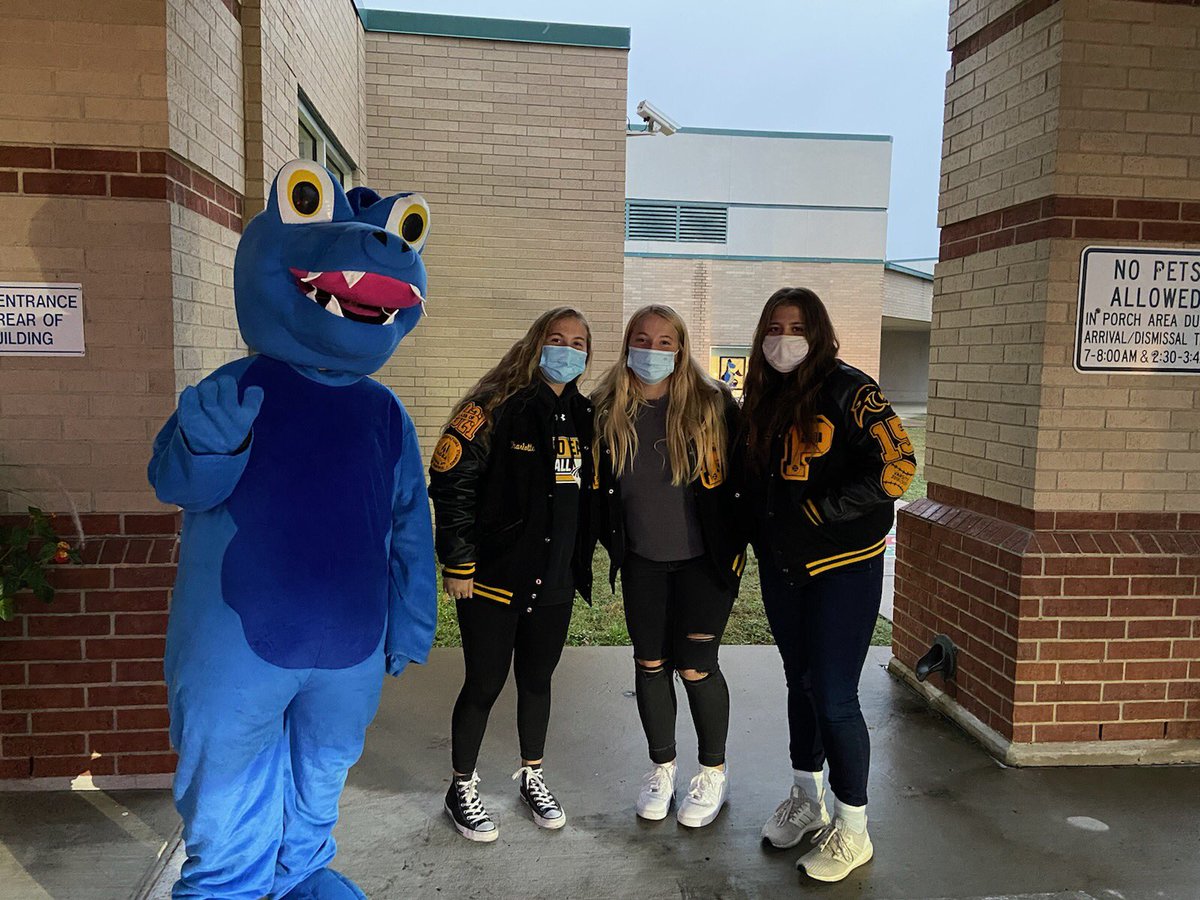 KinderDooley's tweet photo. Spike joined the PESH softball team greeting students this week. He then made the rounds stopping in to say hello to all students both in person and online.

#DooleyForevermore
#RedRibbonWeek
#BeHappyBraveDrugFree
#PlanoISDRedRibbonWeek https://t.co/5f56UAfPMW