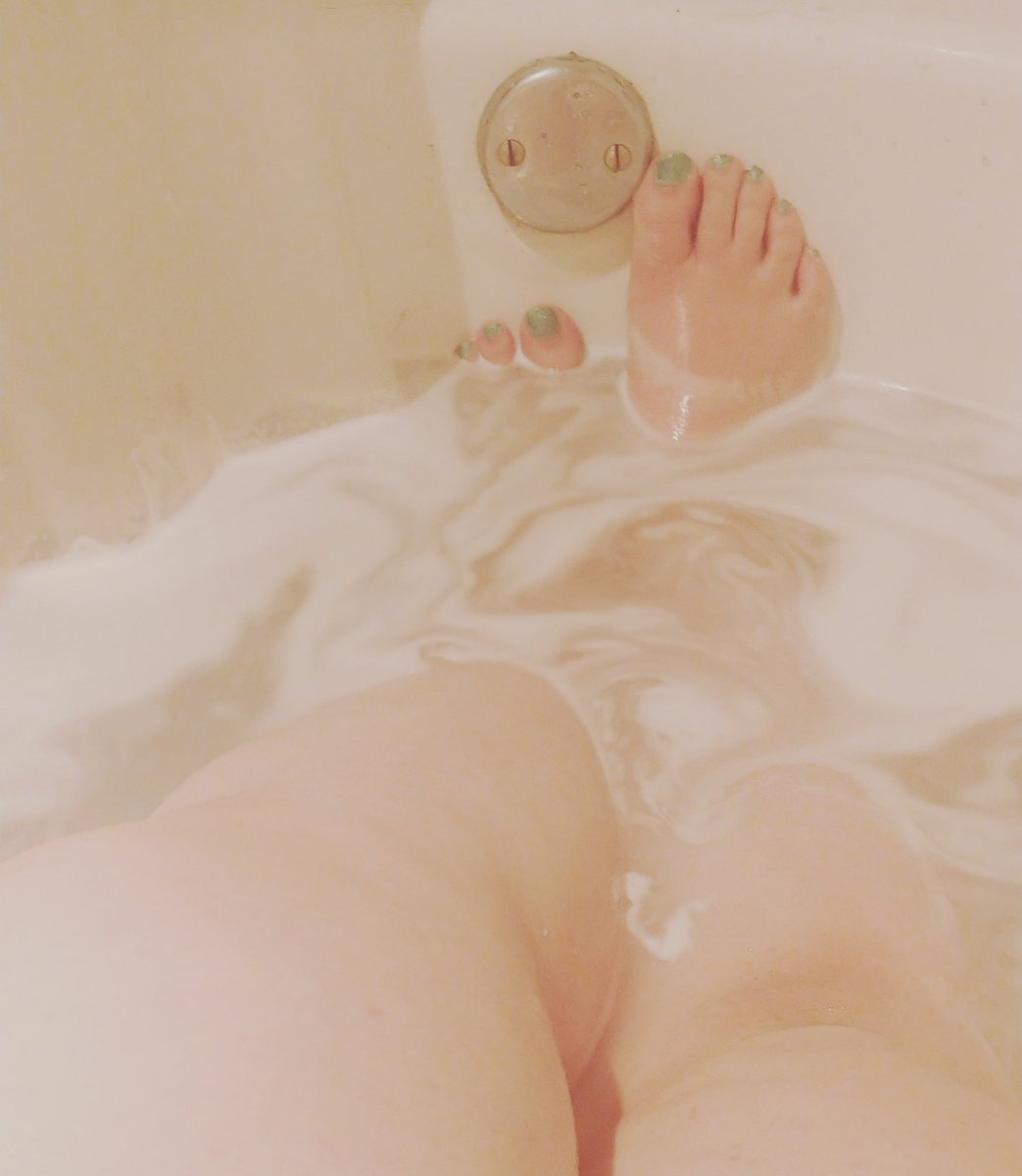SquishePrincess's tweet photo. Nice time gor a hot bath! 

#bathtime #bath #paintedtoes #toes #feet https://t.co/84trmdzq4W