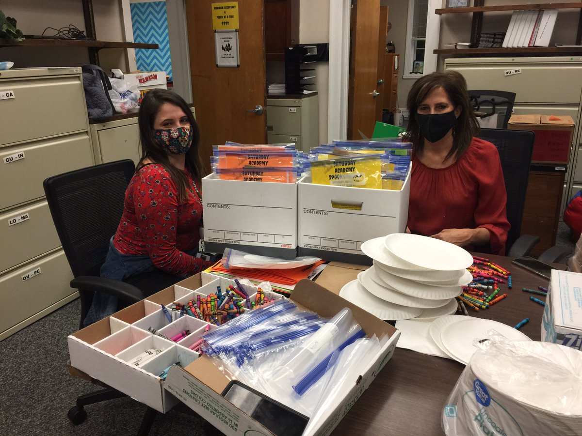 Ellen_Gerace's tweet image. Our amazing team is putting together 500+ arts and craft supply goodie bags for our upcoming virtual Saturday Academy Program to be distributed over the next few days. Can’t wait to see the Spooktacular Show! #KeepingthePromise #FamilyEngagement #PeekskillStrong