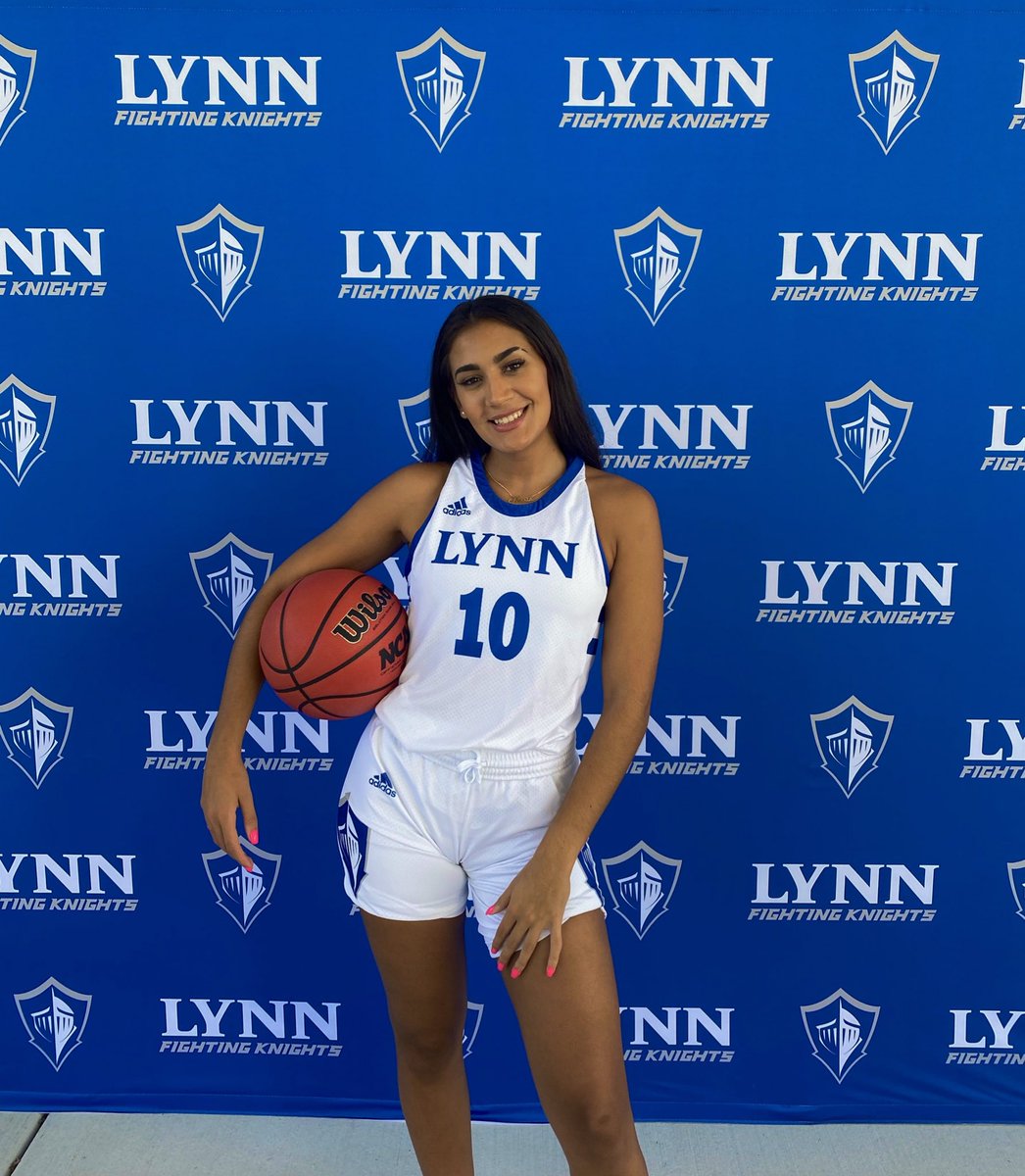 danilozzi99's tweet image. And she fell in love with the game again... ❤️✨#Year4