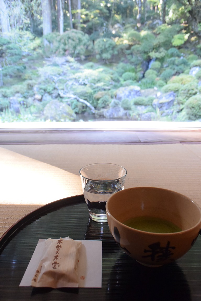 galleryyukomori's tweet photo. 【201027 宝積山光前寺】
スエさんの個展会場からほど近くにありました
むか～し、来たような…
早太郎のおみくじを見て「ゆるきゃん」！！とすぐ思い出しました＊＾＾＊
きゃわいい♡
https://t.co/msx3ljj6Vk

#宝積山光前寺
#光前寺
#駒ヶ根
#霊犬
#早太郎
#ゆるきゃん
#kozenji
#hayatarou
#temple https://t.co/WLIkBmHSl2