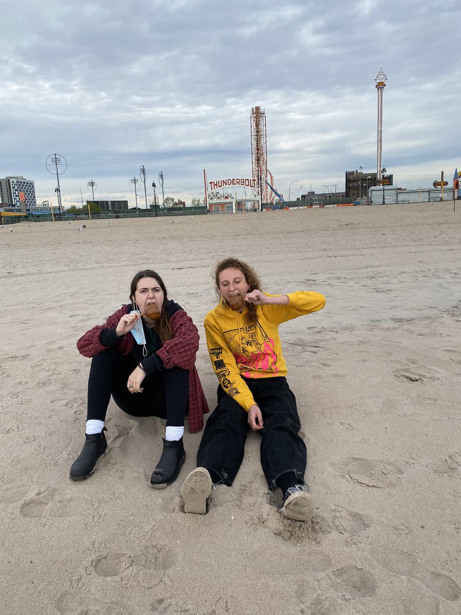UncleSuburban's tweet photo. Couple o midwest gals https://t.co/YHTHt3iMlR