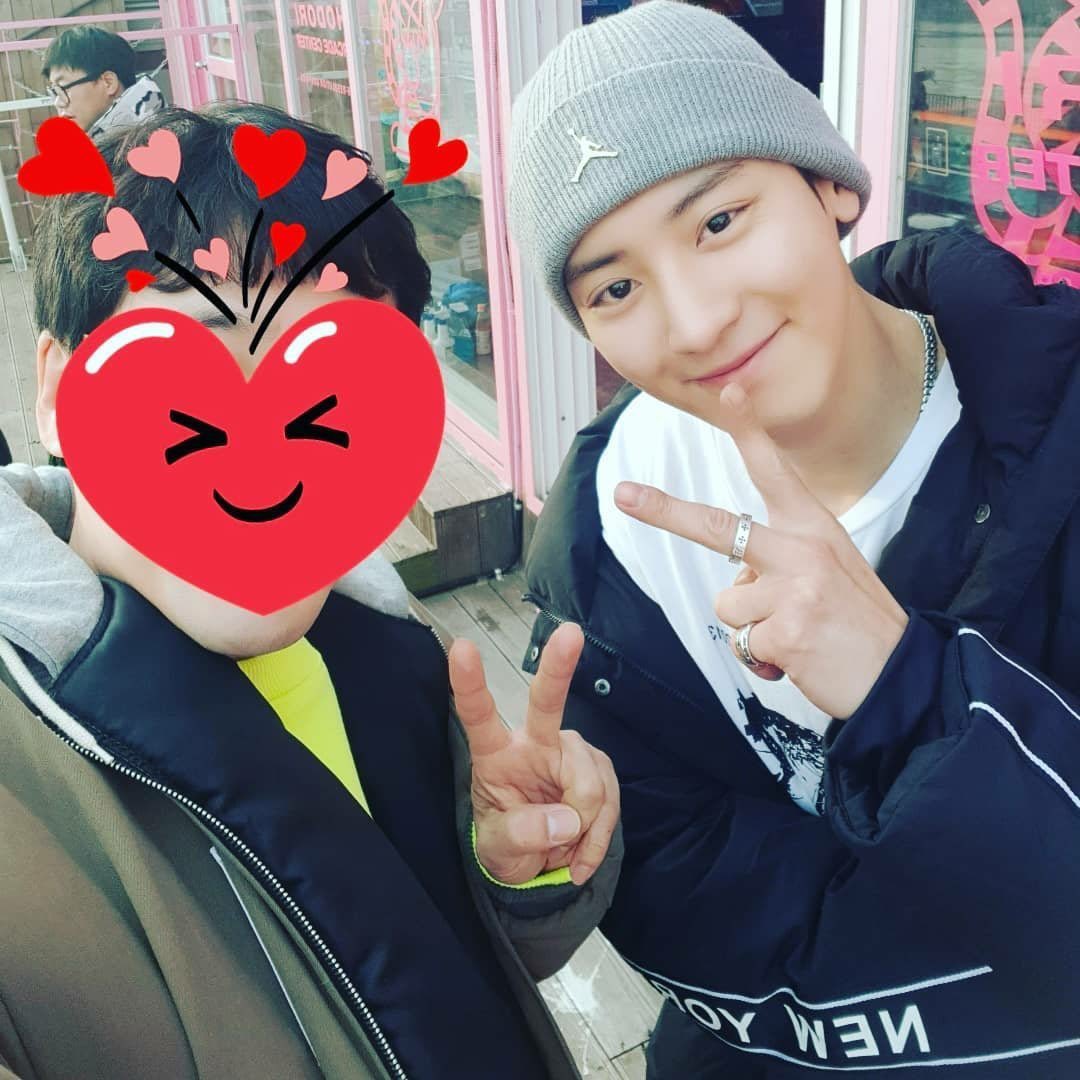 my head hurts trying to find flaws in the posted photo and i found some aside from the missing tattoos as we can see the jordan logo in the beanie chanyeol was wearing was in the same position, meaning both pictures were both taken from a selfie/mirror camera