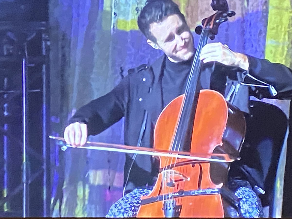 Sors-tu? (@sorstuca) on Twitter photo Oui, c’est possible de jouer du violoncelle en perfecto sans faire partie d’Apocalyptica, comme le démontre <a href="/MiroBelzil/">Miro Belzil</a> #GalaADISQ Oui, c’est possible de jouer du violoncelle en perfecto sans faire partie d’Apocalyptica, comme le démontre <a href="/MiroBelzil/">Miro Belzil</a> #GalaADISQ