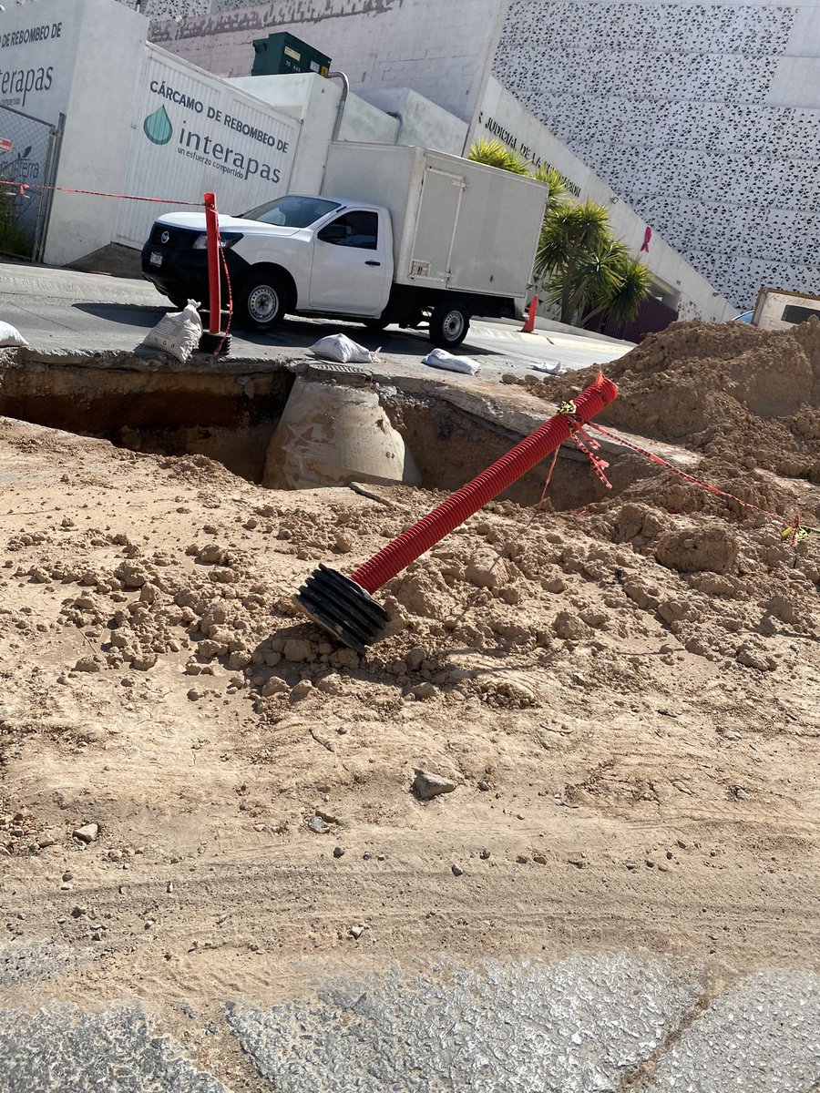 rofavelar's tweet photo. @Interapas @ProtCivilSLP @navaslp @SLPMunicipio @codigosanluisi @OmarNNoticias Jajajaja esto lleva 4 semanas que lo dejaron abandonado, lo que publicas es otra obra de 50 cm https://t.co/rPWJaUBZsA