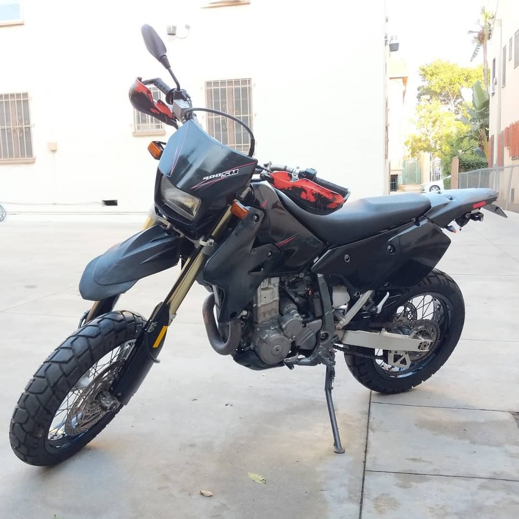Who wants to buy a 2007 DRZ400SM?
Just shined her up, had the carbs cleaned, and brand new battery. Very nicely jetted, have a yellow clarke tank and a few other extras to throw in.

#drz400sm #motorcycle #forsale
#drzforsale #supermoto #brap