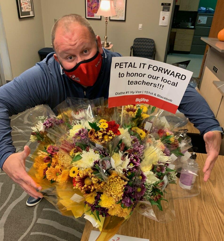 gsgators's tweet photo. Thank you to our neighbors at Olathe #1 @HyVee for the beautiful bouquets of flowers, honoring our teachers! #PetalItForward https://t.co/iGeOALUZfm