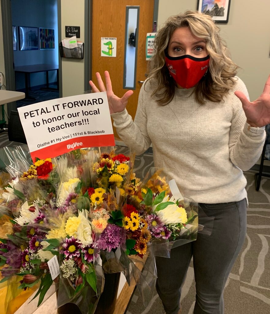 gsgators's tweet photo. Thank you to our neighbors at Olathe #1 @HyVee for the beautiful bouquets of flowers, honoring our teachers! #PetalItForward https://t.co/iGeOALUZfm