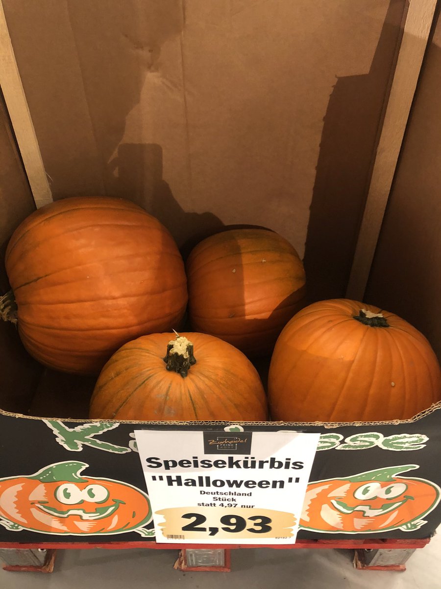 So Kun ドイツで修行中 ハロウィン使用のかぼちゃなのか スーパーでバスケットボールよりでかい かぼちゃ見たいの初めてよ そして何よりこのデカさで約3ユーロはやばすぎるでしょ 今年のハロウィンは家でzoomですね ハロウィンzoom