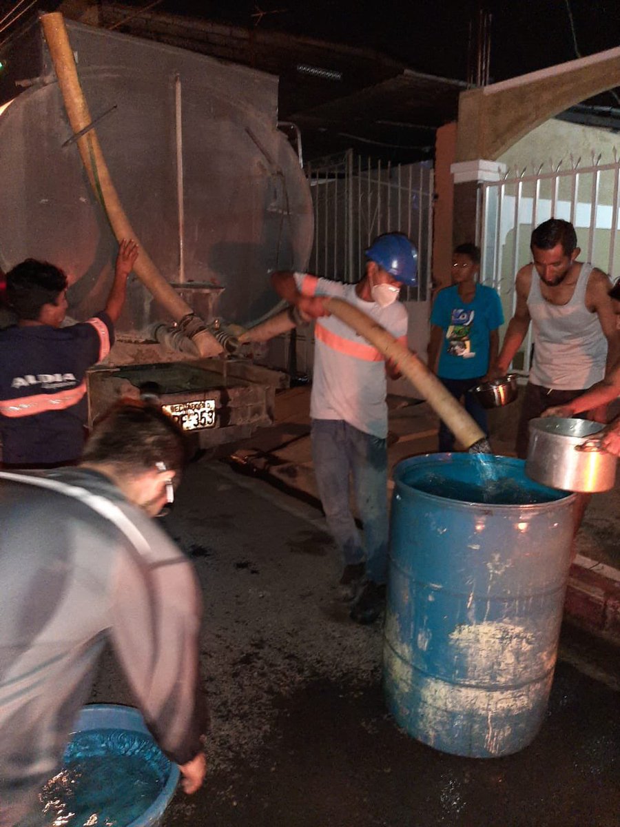 interagua's tweet photo. Personal técnico de la Concesionaria interviene en la reparación del acueducto de 600MM.

Trabajamos por el beneficio de la comunidad. 

Entregamos agua gratuita💧a los sectores:

Coop. Carlos Magno
Guayacanes
Samanes
Alborada
Los Rosales
Lotización Alegría https://t.co/KwnQE5DGft