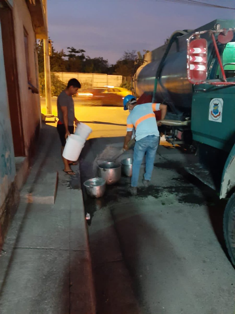 interagua's tweet photo. Personal técnico de la Concesionaria interviene en la reparación del acueducto de 600MM.

Trabajamos por el beneficio de la comunidad. 

Entregamos agua gratuita💧a los sectores:

Coop. Carlos Magno
Guayacanes
Samanes
Alborada
Los Rosales
Lotización Alegría https://t.co/KwnQE5DGft