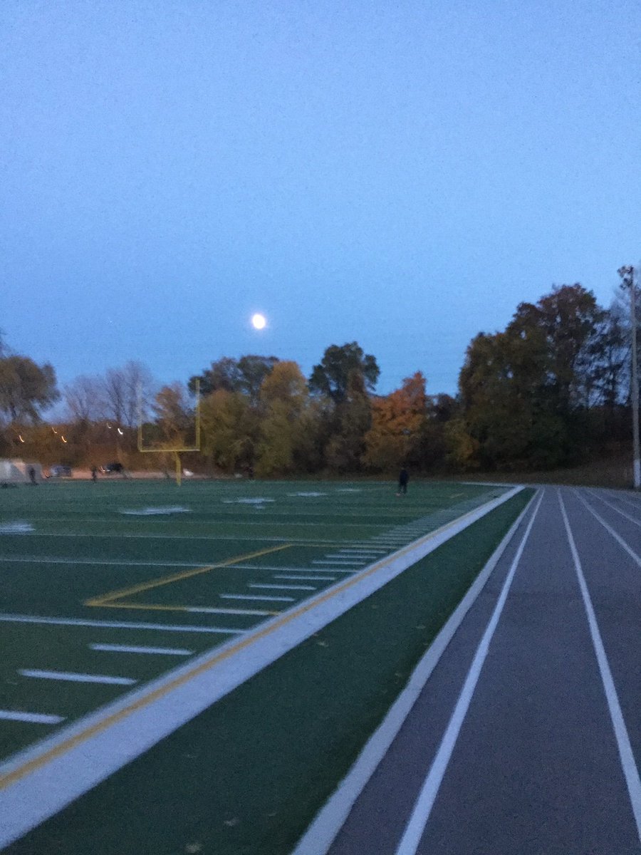 SharonRStoops's tweet image. Another #TrackWednesday with the sun setting fast #BrightMoon