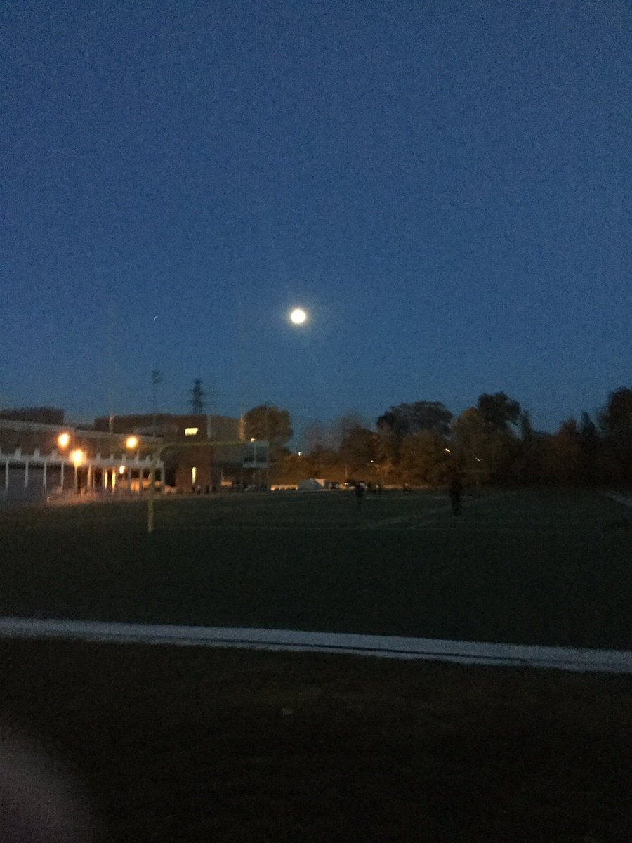SharonRStoops's tweet image. Another #TrackWednesday with the sun setting fast #BrightMoon