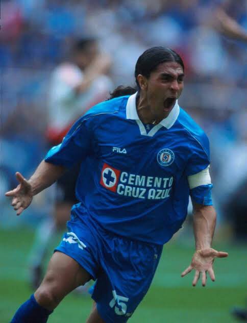 esdeepoca's tweet photo. Me atrevo a decir que todos los aficionados de todos los clubes mexicanos estábamos apoyando a @cruzazulfc en esa final. Algo también inédito para el fútbol mexicano.
@cruzazulfc perdió en penales pero este uniforme será recordado por siempre. #esdeepoca 💓🔥🔥😭⚽️🔥🏆 https://t.co/jJ2zlPCzPm