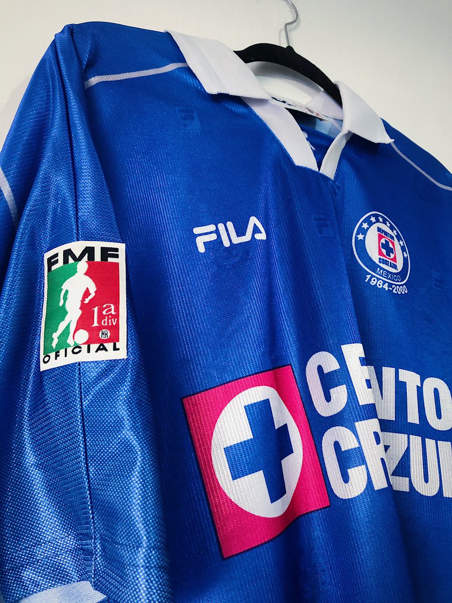 esdeepoca's tweet photo. Me atrevo a decir que todos los aficionados de todos los clubes mexicanos estábamos apoyando a @cruzazulfc en esa final. Algo también inédito para el fútbol mexicano.
@cruzazulfc perdió en penales pero este uniforme será recordado por siempre. #esdeepoca 💓🔥🔥😭⚽️🔥🏆 https://t.co/jJ2zlPCzPm