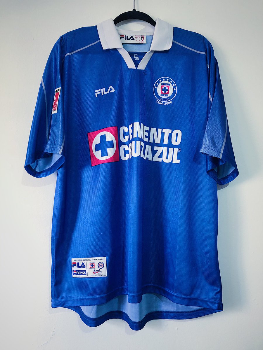 esdeepoca's tweet photo. Me atrevo a decir que todos los aficionados de todos los clubes mexicanos estábamos apoyando a @cruzazulfc en esa final. Algo también inédito para el fútbol mexicano.
@cruzazulfc perdió en penales pero este uniforme será recordado por siempre. #esdeepoca 💓🔥🔥😭⚽️🔥🏆 https://t.co/jJ2zlPCzPm