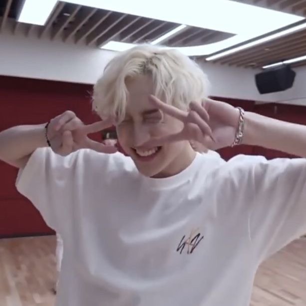 as bangchan, they're very positive and try to help others, they're enormously caring people and always try to help others. sag asc are nervous about carrying the weight of the situation on their shoulders. they tend to be inmature in bad situations but try to act the best way.