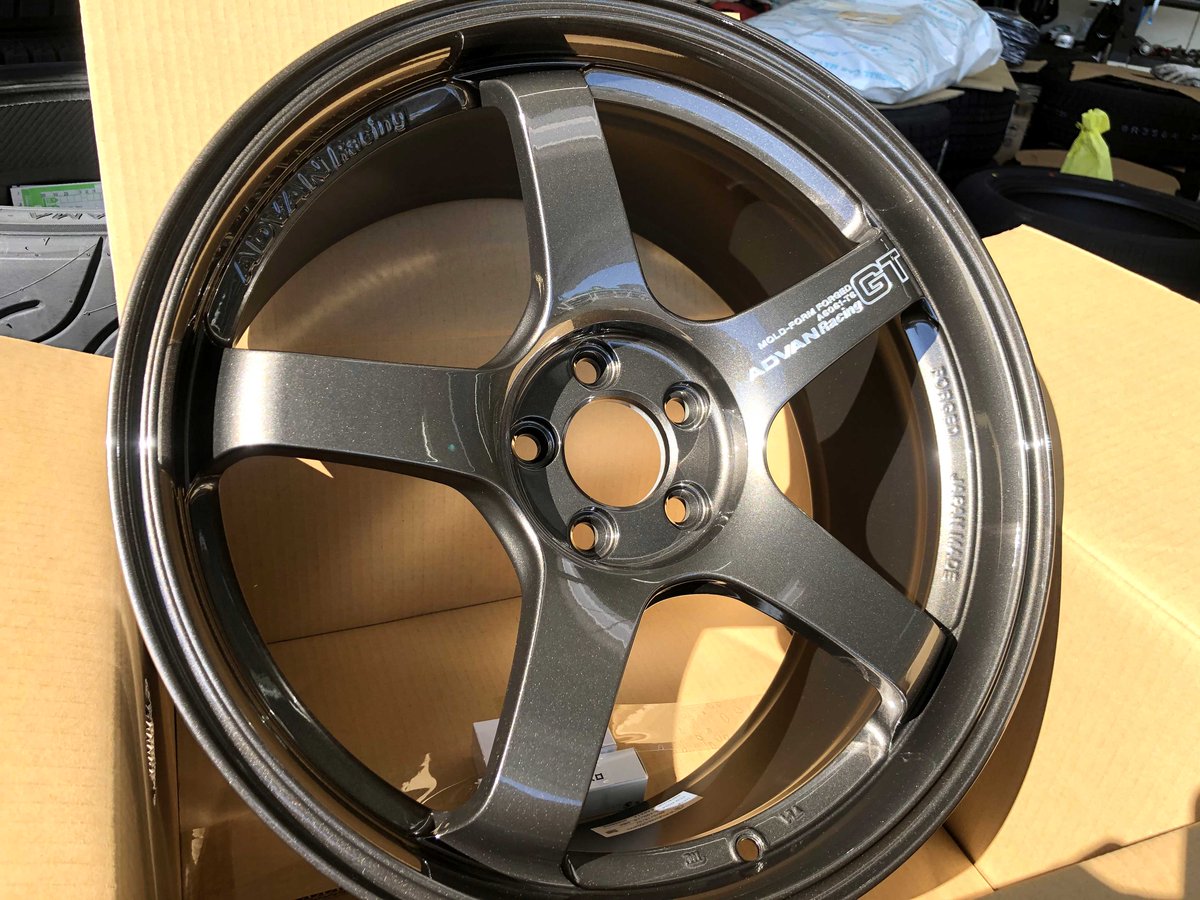 HigasikurumeTg's tweet photo. ご注文いただいたアドバンGTプレミアム♪
ダークブロンズメタリックが入荷してきました~♪
これまた渋い色でかっこいいですなぁ~♪
お取り付けが楽しみっす♪
#タイヤガーデン
#東京
#東久留米
#ヨコハマタイヤ
#ヨコハマホイール
#アドバンレーシング
#ADVAN
#GT
#PREMIUMVERSION https://t.co/cssjr0laEb