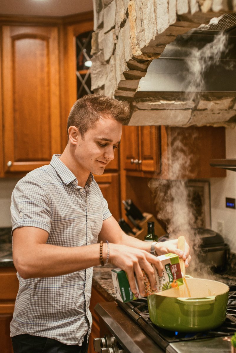 PhotosByAlexS's tweet photo. “I don’t cook, I don’t clean, but let me tell you...” oh wait yes I do, I’m not #CardiB, I’m independent and #husbandmaterial I cook and clean! 😂👨‍🍳 https://t.co/hrYTjQouwp