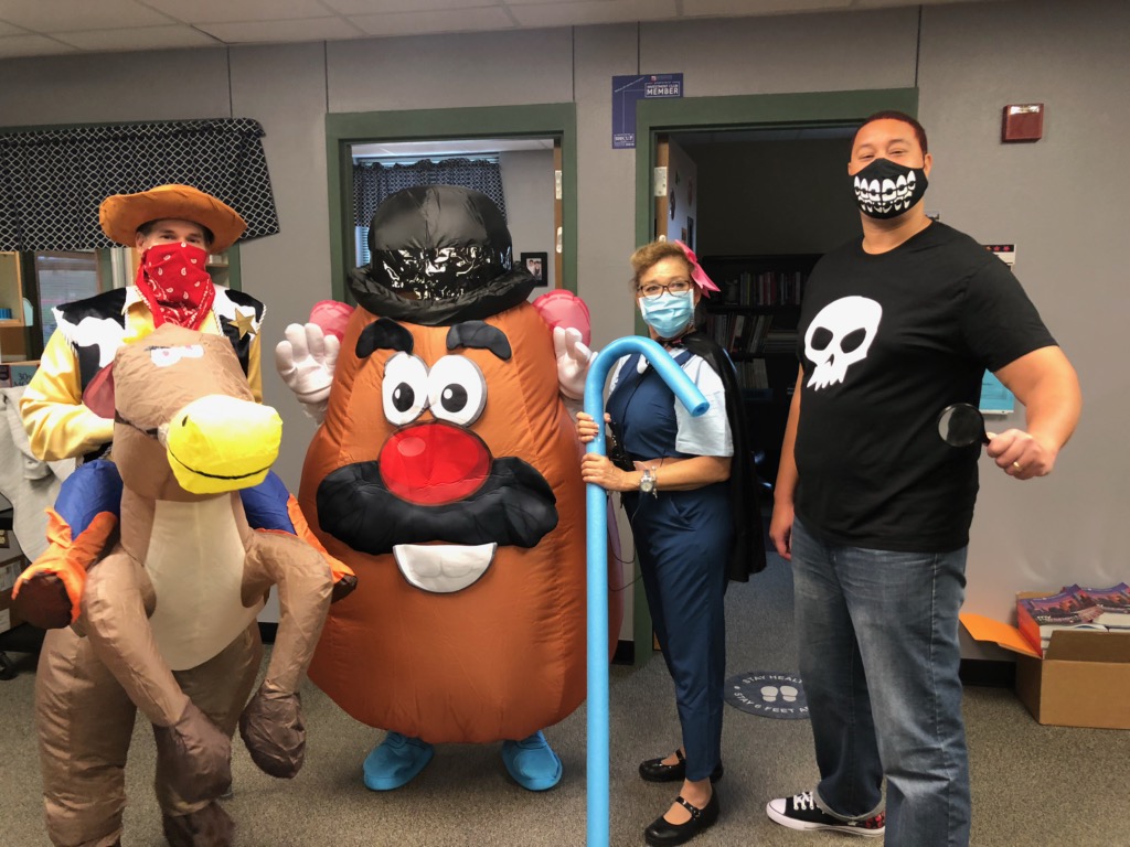 We had a sUpEr FuN wAcKy WeDnEsDaY at @RidgeviewMS . I love our Team! #ToyStory #ImTheOneInTheMiddle... #PotatoHead https://t.co/TmljLdlMvz