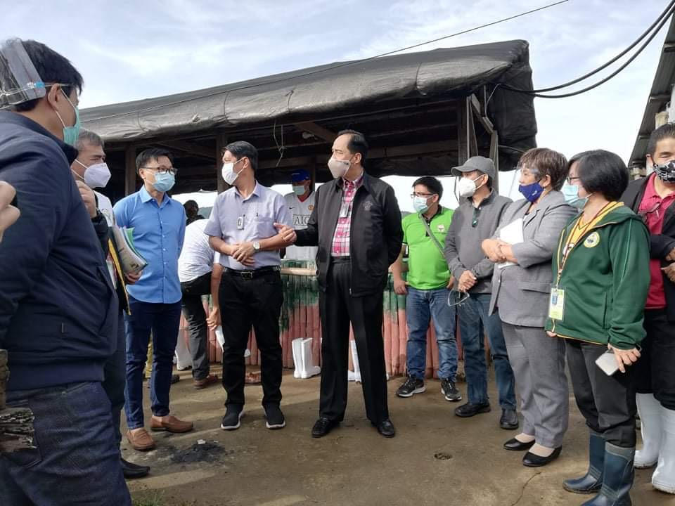 PIA_Cordillera's tweet photo. Department of Agriculture Secretary William Dar looks into possible improvements of the Benguet State University- Agribased Technology Business Incubator innovation center at the Strawberry Farm in La Trinidad, Benguet during a visit earlier today.
#SupportLocalFarmersPH https://t.co/qzKrgAHA57