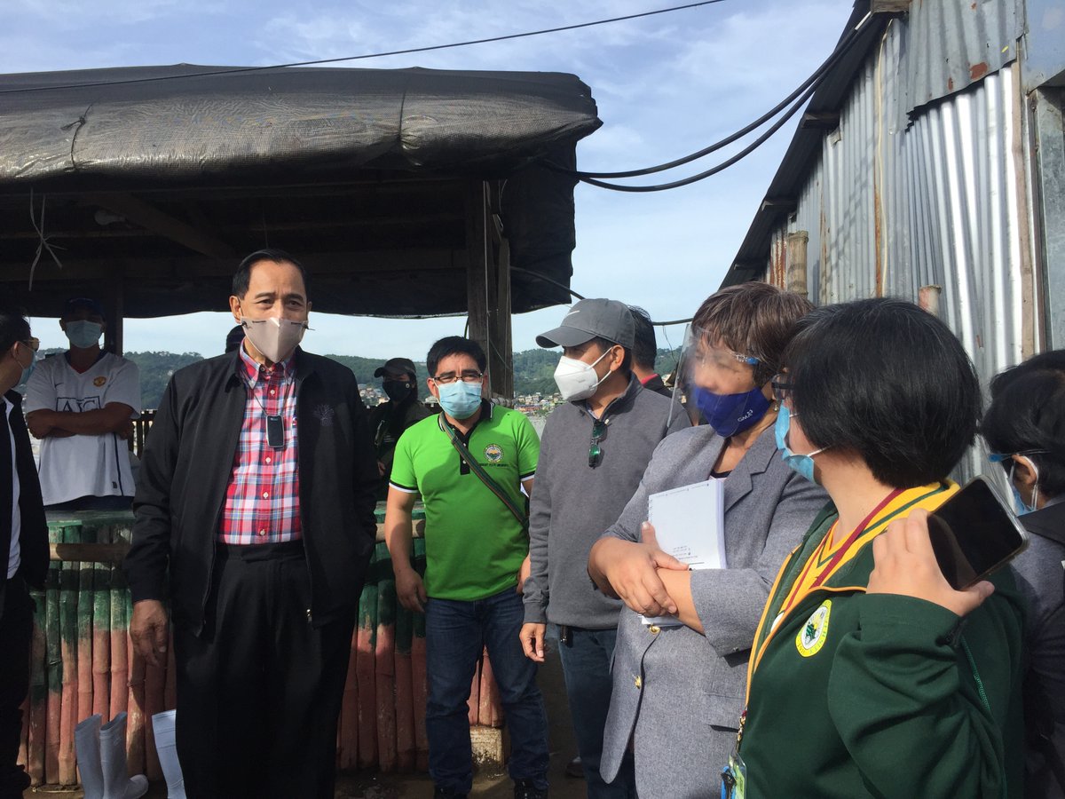 PIA_Cordillera's tweet photo. Department of Agriculture Secretary William Dar looks into possible improvements of the Benguet State University- Agribased Technology Business Incubator innovation center at the Strawberry Farm in La Trinidad, Benguet during a visit earlier today.
#SupportLocalFarmersPH https://t.co/qzKrgAHA57