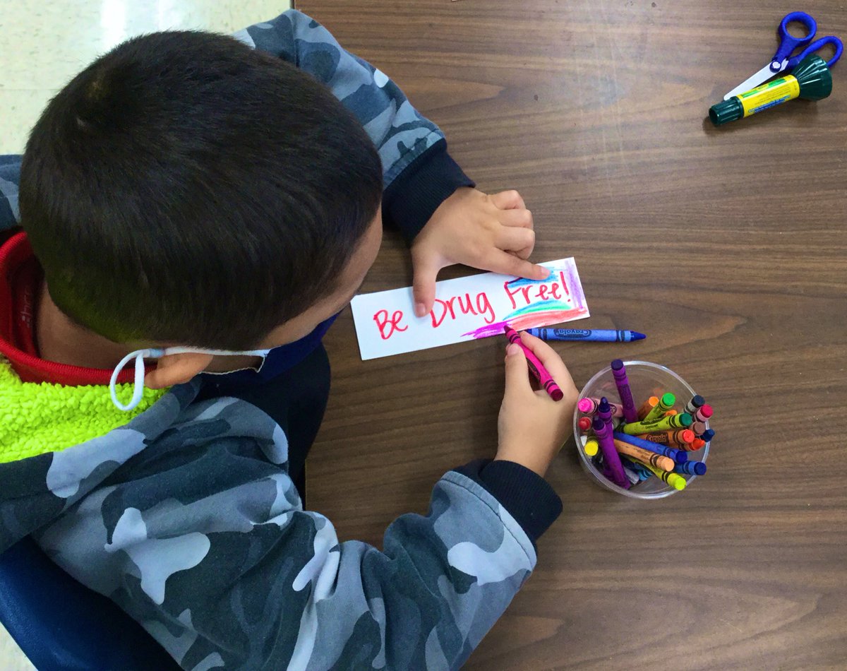 SEBcoach12's tweet photo. Glenn Art students created DRUG FREE bookmarks for Red Ribbon week! #BeBraveBeHappyBeDrugFree @NISDGlenn @NISDGlenn #drugFree #RedRiboonWeek https://t.co/kBM04B4K5S