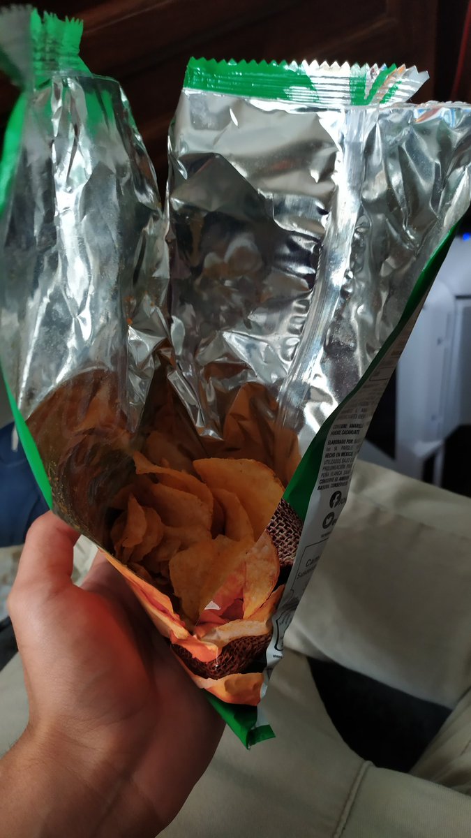 BaneTheHusband's tweet photo. Me siento terriblemente robado 😅😭#mispapitas #papitas #bolsa #aire #chipsbarcel #chips https://t.co/5WkddVyyjZ