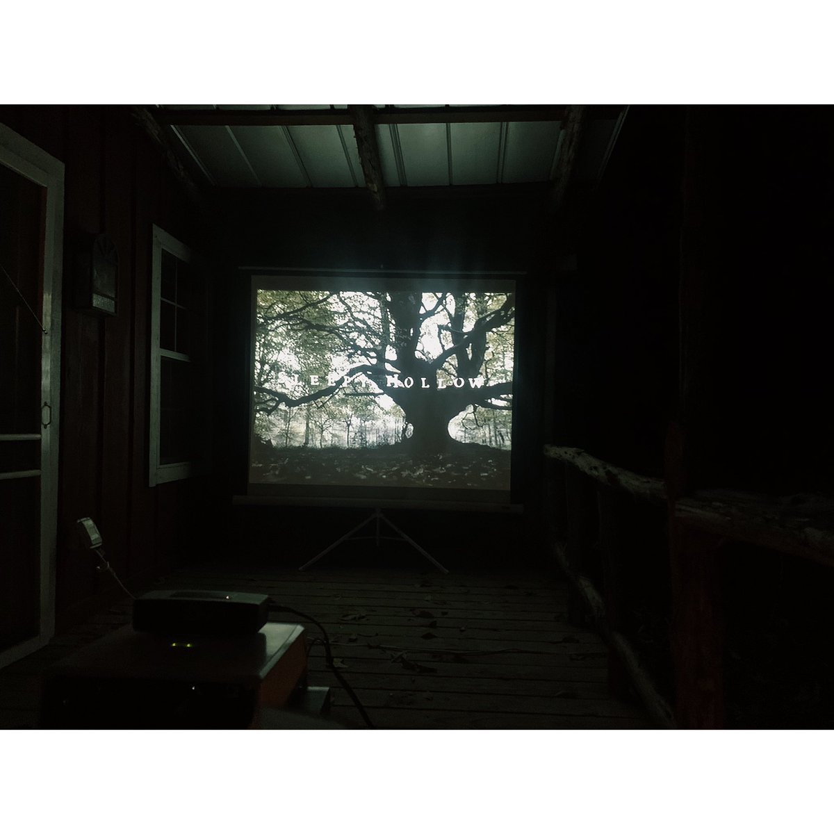 I love Halloween ❤️ watching Sleepy Hallow on VHS via projector on my porch with family >>> https://t.co/yaISzdgx0r