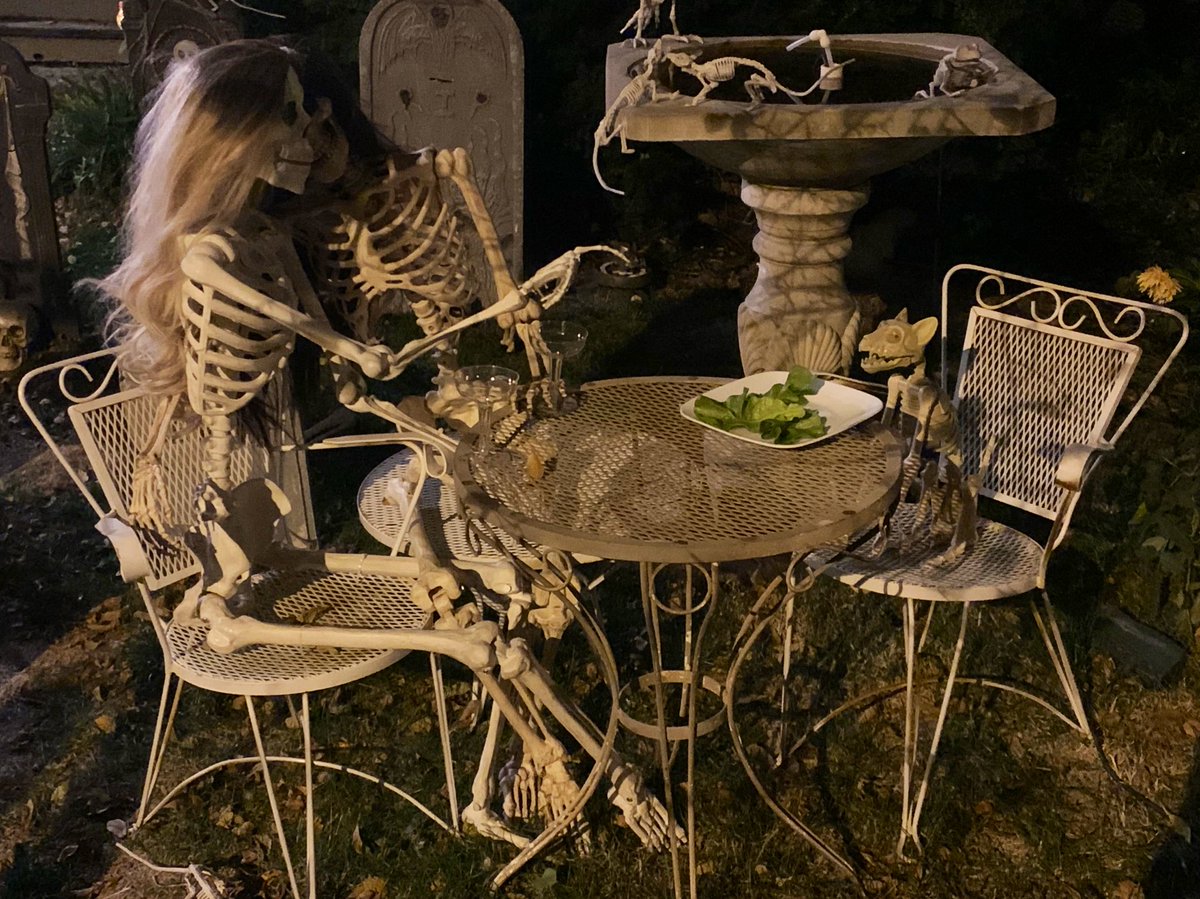 icecrmsocialist's tweet image. I am losing my MIND over these Halloween decorations I just walked past oh my god