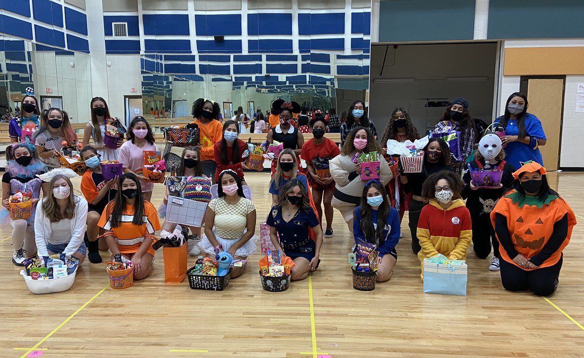 HarlanCheer's tweet image. Had a SPOOKTACULAR time at our Halloween Costume practice! #SpookyFunTimes #HawkCheer #MakingMemories