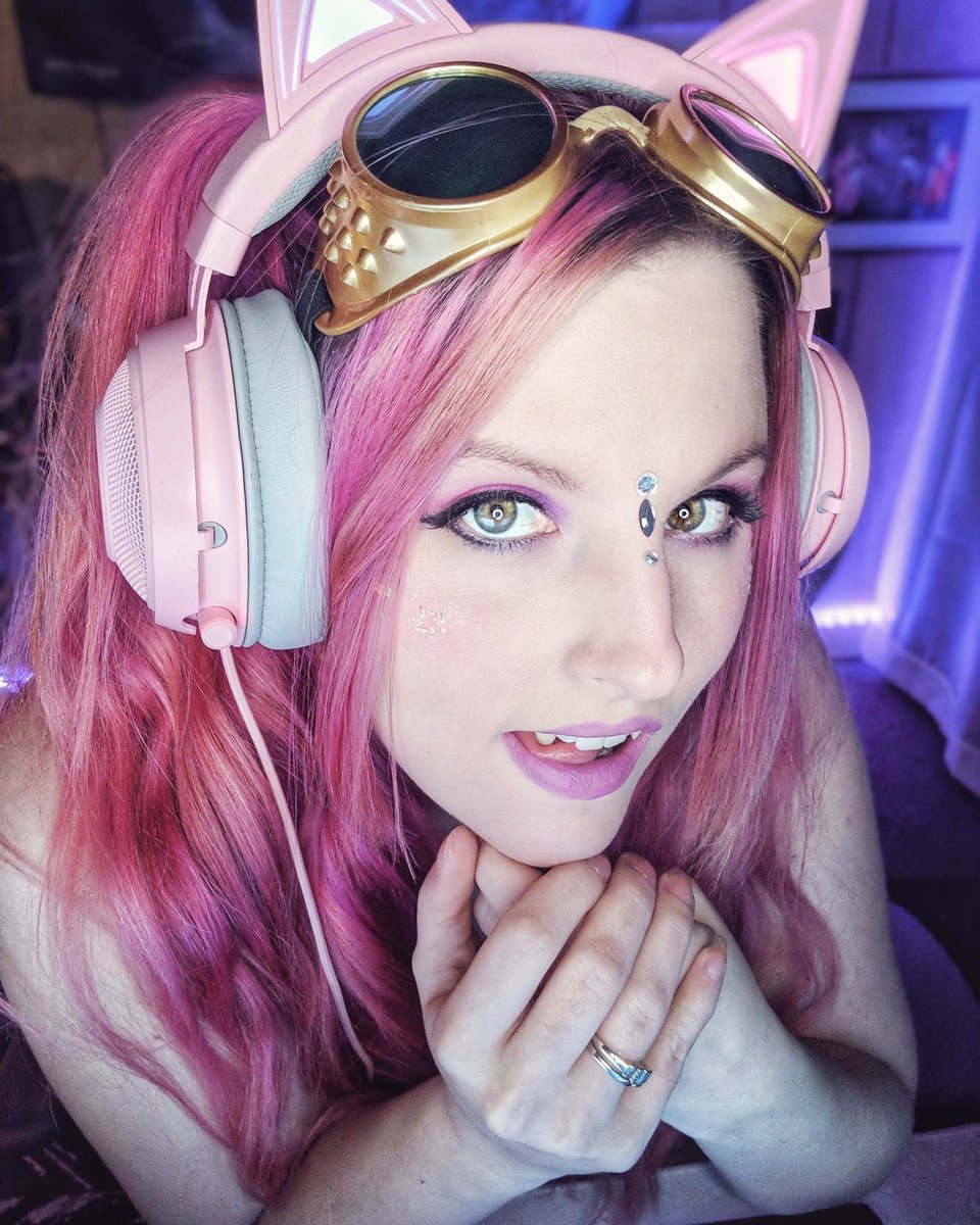 supernovakitteh's tweet photo. I know this pretty rave kitteh! 💜

☆

#TwitchStreamers #twitchstreamer #twitchstreamersofinstagram #twitchgirls #twitchstreams #twitchaffiliate #twitch #twitchtv #gamergirl #streamergirls #streamer #streaming #streamersofinstagram #razerkraken #razerquartz #razer #pinkhair https://t.co/V79sybWOlQ