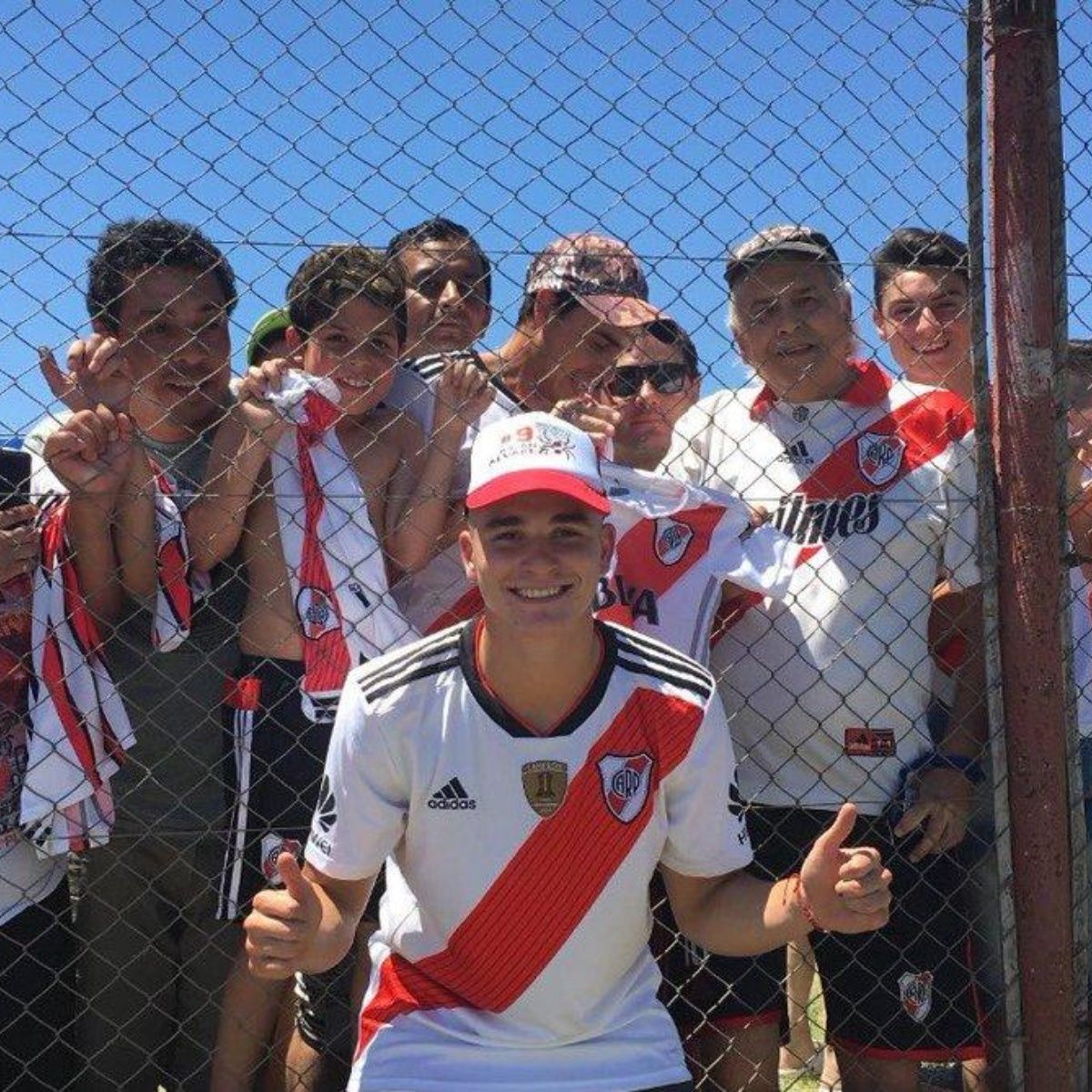 infocariverp's tweet photo. Atención RIVER!!!

LA LAZIO viene con todo por Julián Álvarez. Los dirigentes están alertas y saben del interés de ante mano, ya que Marcelo Salas es un veedor del club italiano en Sudamérica. Desde el club de nuñez anticipan que la Araña solo se va por la cláusula. https://t.co/WNkVArxXvl