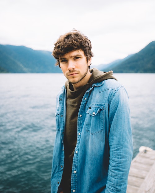 The Best Fall Denim Jacket Looks That That Men Can Create For A Stylish Outfit. Take a look at these stylish denim jacket outfit ideas. #fashionblogger #fashion #style 
bit.ly/37PbXDe