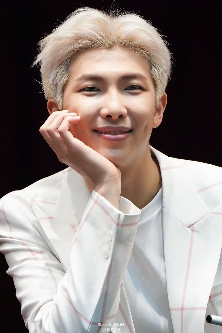 Namjoon with gray/white hair a thread;