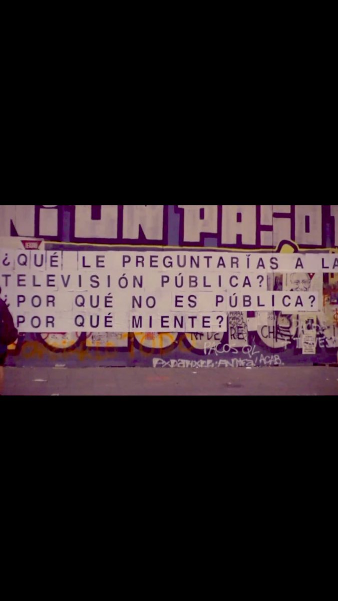 comitedefensatv's tweet photo. Hace exactamente un año, en pleno estallido social @comitedefensatv salió a las calles y junto a #proyectopregunta consultamos: QUÉ LE PREGUNTARÍAS A LA TV PÚBLICA?”. Respuestas más repetidas: 👇🏼 Queremos saber, post APRUEBO CC, qué le preguntarías a la TV PÚBLICA hoy? https://t.co/dCOEQuUUvM