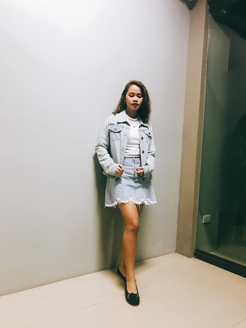 Why Women Should Wear A Denim Skirt In The Fall Season For A Stylish Look. Take a look at these denim skirt ideas for the fall. #fashionblogger #fashion #style bit.ly/3mJQ3FV