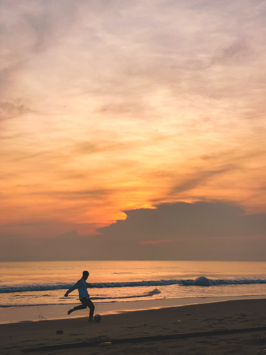 aazmeeriskndr's tweet photo. What a beautiful day! Salam Maulidur Rasul 🥰 .

📍Pantai Chendering,Terengganu #ShotOniPhone https://t.co/ZCs23ojwp9
