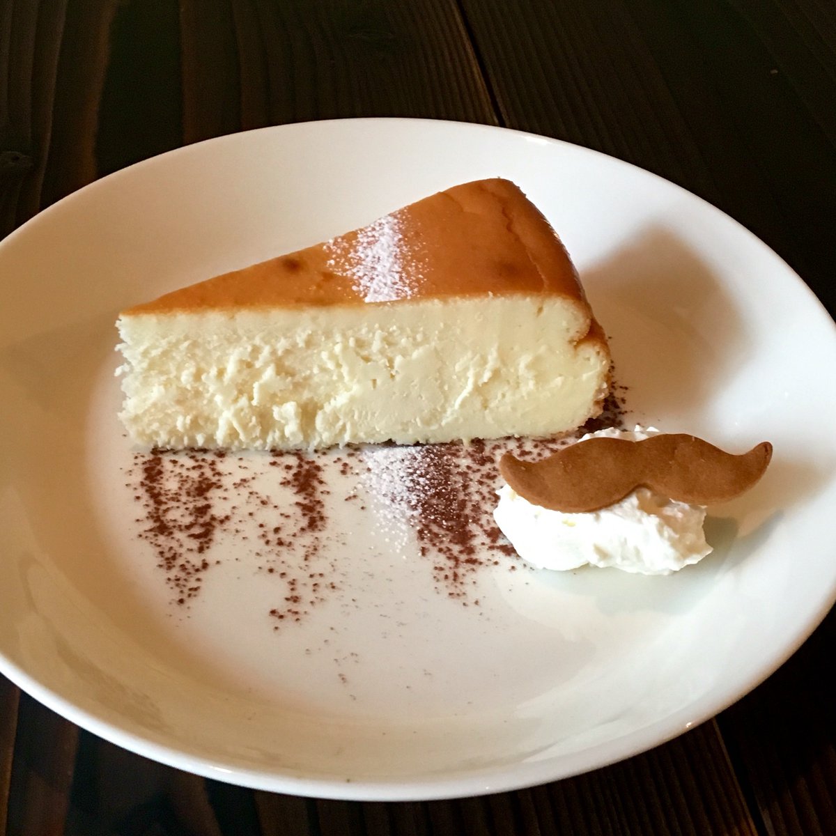 Cafe Schnurrwarz カフェシュヌルバルツ 三鷹駅北口 東京 武蔵野市 しっとりベイクドチーズケーキ スタンバイokです チーズのブレンドで生まれる 絶妙なミルク感のチーズケーキ シュヌルバルツの一番人気です どん と しっかり