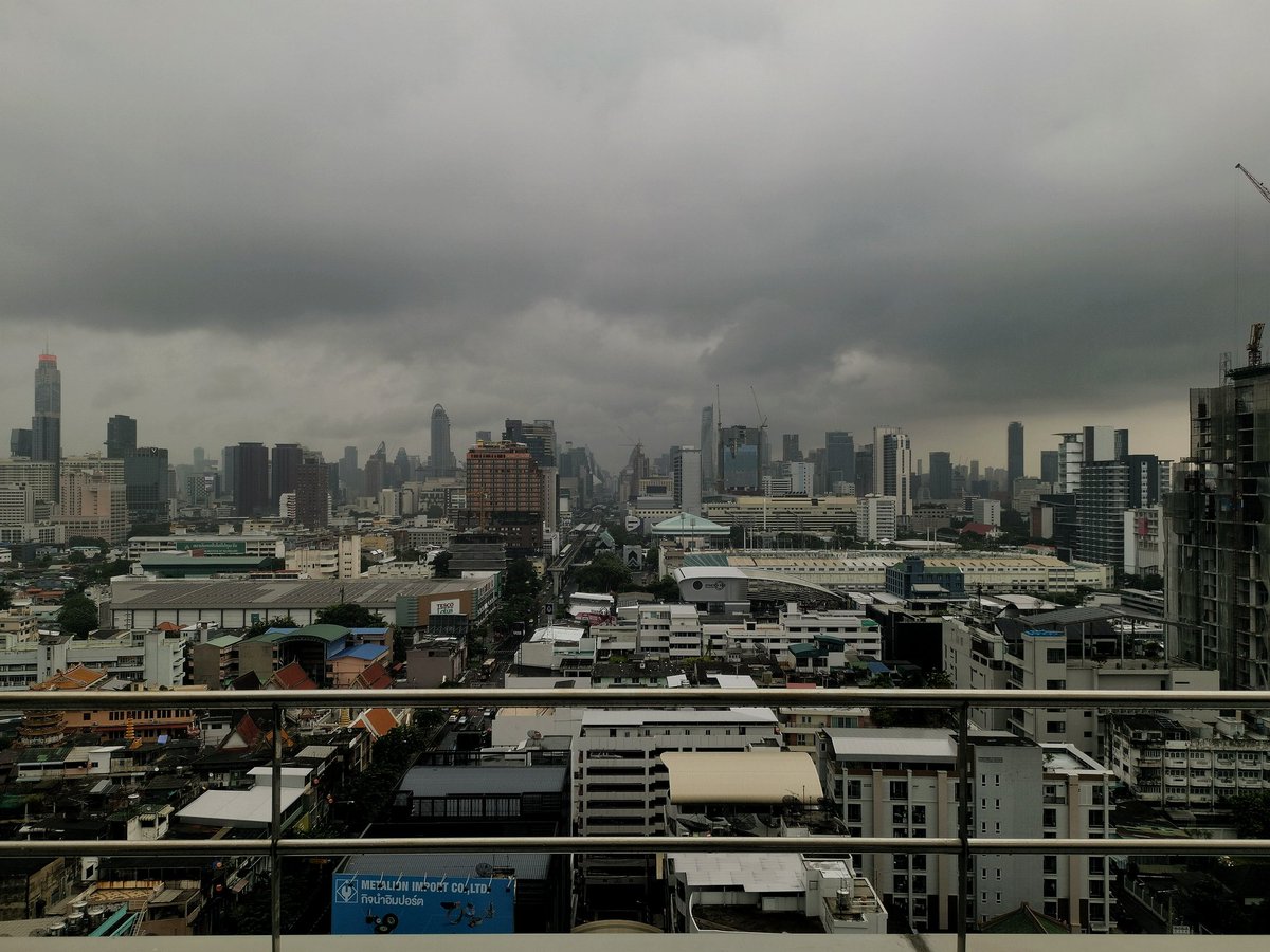 room2318's tweet photo. ท้องฟ้ามืดครื้มมาแล้วว 
ฝนตกหนักพื้นที่ กรุงเทพฯ  ☁ @js100radio https://t.co/KprajTl5z8