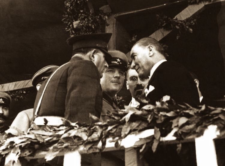 BMY_officialfc's tweet photo. Cumhuriyetimizin ilanının 97. yılında Büyük Önderimiz Gazi Mustafa Kemal Atatürk'ü, aziz şehitlerimizi ve gazilerimizi saygı ve rahmetle anıyor, Cumhuriyet Bayramımızı en içten dileklerimizle kutluyoruz. Ne mutlu TÜRK’üm diyene!...🇹🇷❤

👇🏼Ankara, 29 Ekim 1933. https://t.co/FJUiApHLJW